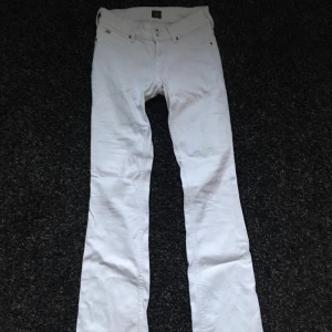Lågmidjade bootcut - knappt använda! sitter jättebra! säljer pga för korta i benen för mig.  W26/L33 (skulle dock säga att längden är 31/32)