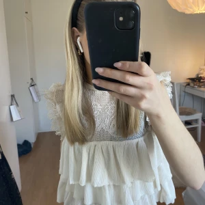 Zara blus  - Jättesöt topp/blus från zara, knappt använd så den är som ny   direktpris: 350