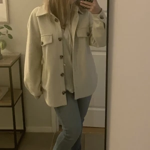 Beige kappa - Beige kappa i storlek S, har inga skador och har använts få gånger💖