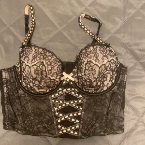 corset - victoria secret corset har använt den en gång. har köpt den nyss. original pris: 999kr. ska sälja det för 550