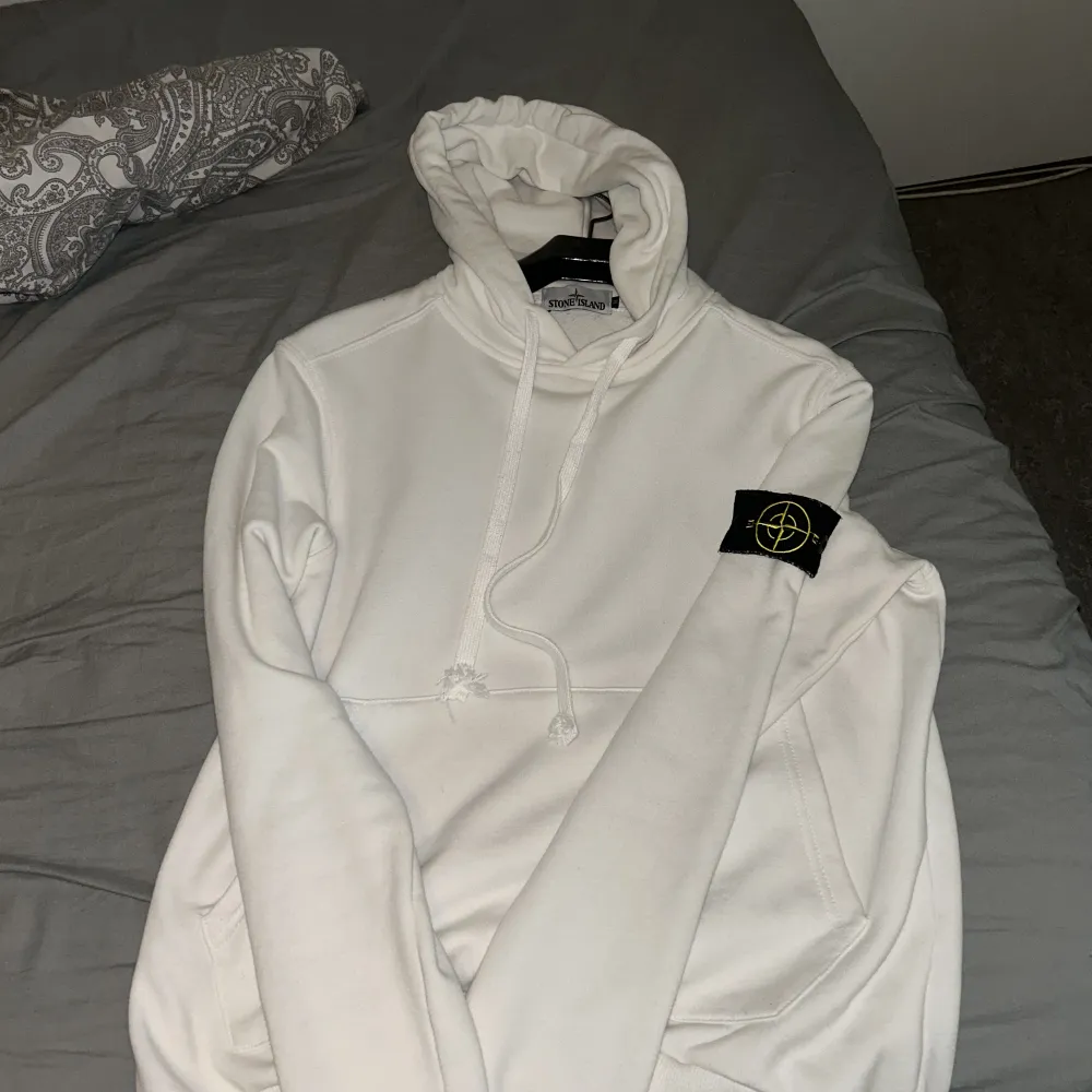 En vit stone Island Hoodie! I bra skick förutom en liten fläck på ena ärmen som man dock kan vika upp så att den inte syns. (Därav lite billigare pris).. Hoodies.