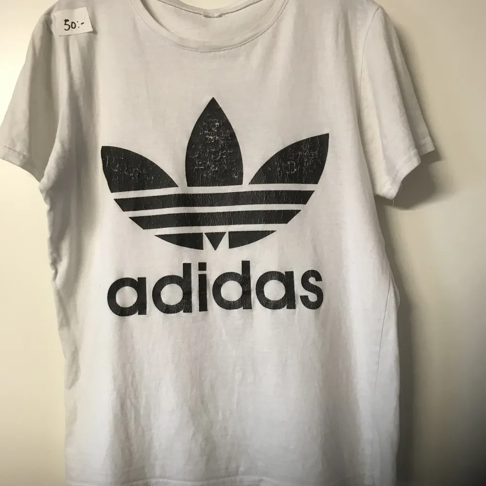 Vit adidas T shirt. Finns ingen lapp i den men storlek uppskattas som en S. . T-shirts.