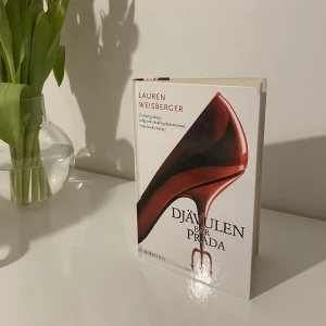 3 böcker - Säljer dessa tre böcker, ”Djävulen bär Prada”: 50 kr, ”Prada”: 50 kr, ”Maken”: 40 kr, 120 kr vid köp av alla tre! Frakt tillkommer ( DE 2 FÖRSTA ÄR SÅLDA)