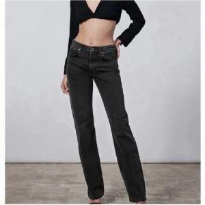 svarta mid rise straight jeans från zara, väldigt fint skick!! frakten kostar 60🫶🏼🫶🏼