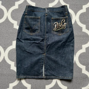 Dolce & Gabbana jeanskjol  - Dolce & Gabbana jeanskjol. Midjemått: 82 cm. Stretchig!