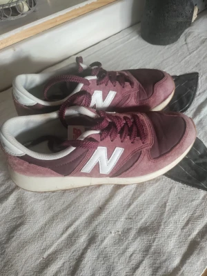 New balance  - New balance vinröda i gott skick. Storlek 38 men mer som en 37
