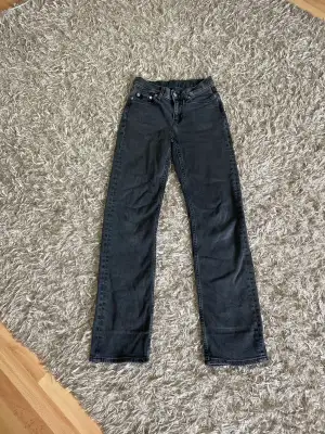 Svarta weekday jeans i modellen TWIG.🪩 De är i stolek 23/30 men jag tycker det känns som 24/30❤️🪩 köpta för cirka ett år sedan.❤️ fint skick👌🏻👌🏻250kr inklusive frakt 📦  