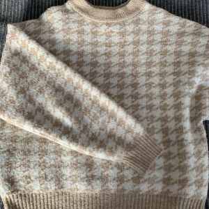 Stickad tröja från H&M💖 - Säljer denna stickade tröja från hm. Den är knappt använd så i väldigt fint skick. Säljer för 160 kr plus frakt💖