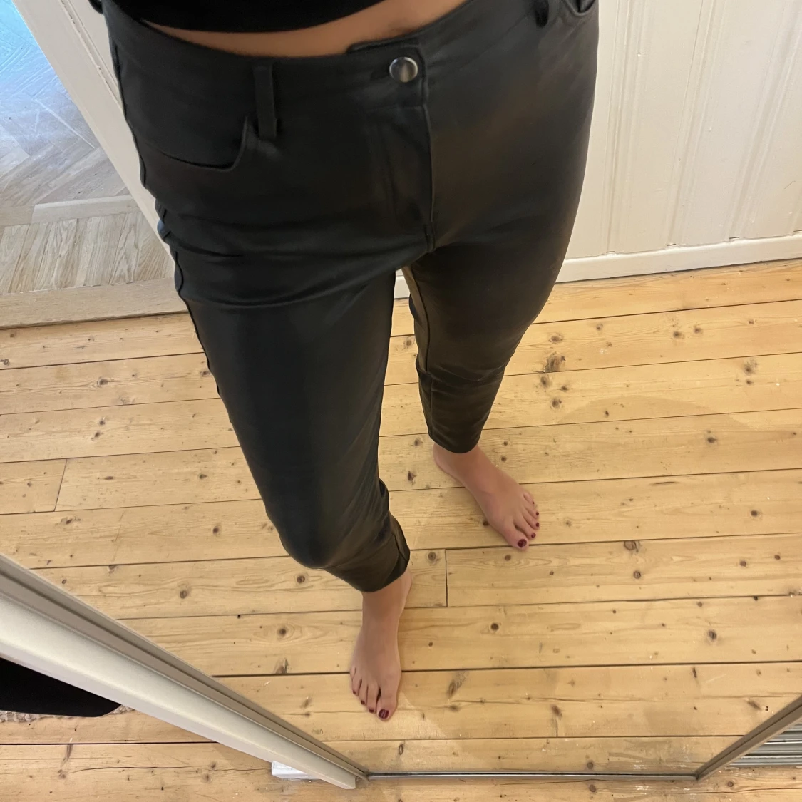 H&M fake läderbyxor 