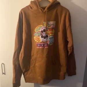 Brun hoodie - Storlek Large men är mer av en XL. 