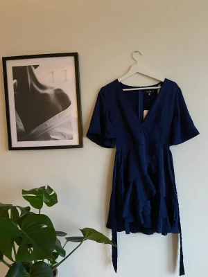 Satin klänning💙 - Jättefin blå satinklänning, lappen sitter kvar då den aldrig använts. Jättefin färg och allt💙  Köparen står för frakten✨