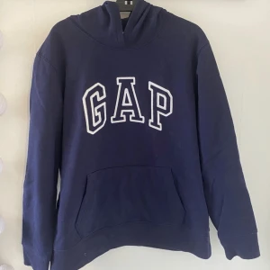 Gap hoodie - Hoodie från gap! Använd ca 5ggr, nästan i nyskick. Nypris 349kr!