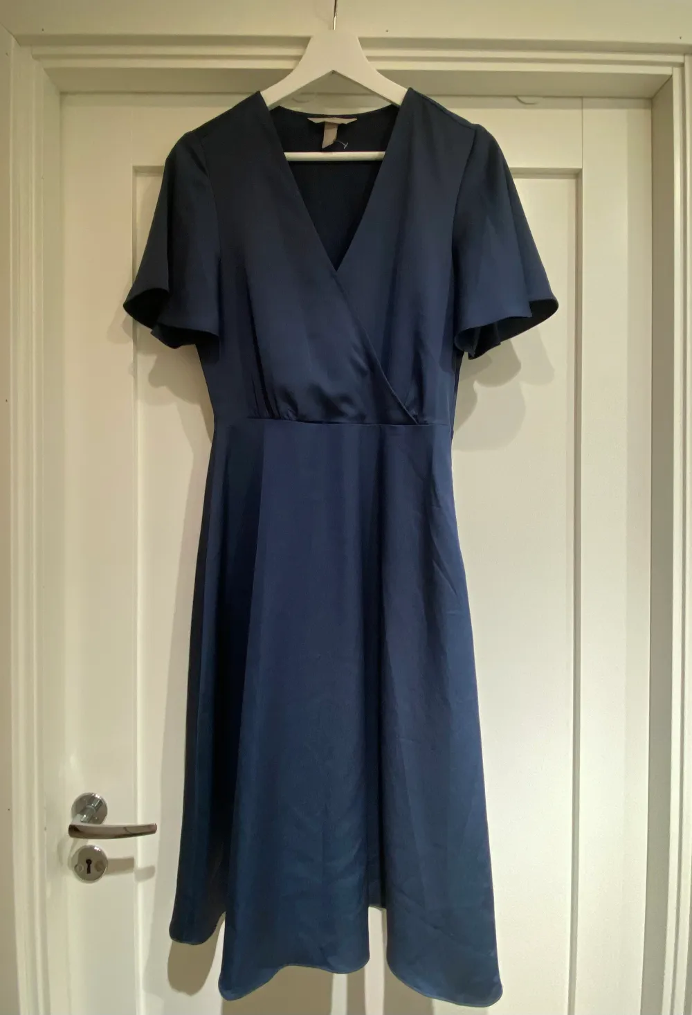 Vadlång marinblå klänning med fint fall från H&M. Storlek 36. Skick som ny.. Klänningar.