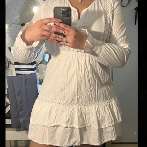 Vit sommarklänning  - Somrig vit klänning🌸endast använd en gång och är i perfekt skick!!!