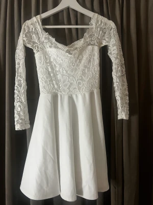 Avslutning/studentklänning  - Säljer nu min suuuuperfina klänning jag hade när jag slutade 9an!! Endast använd den dagen så i väldigt bra skick! Sista bilden visar en liiiiten fläck på axeln, går säkert att tvätta bort ☺️Perfekt nu när avslutningar o student närmar sig! 🎓(köpt för 400)