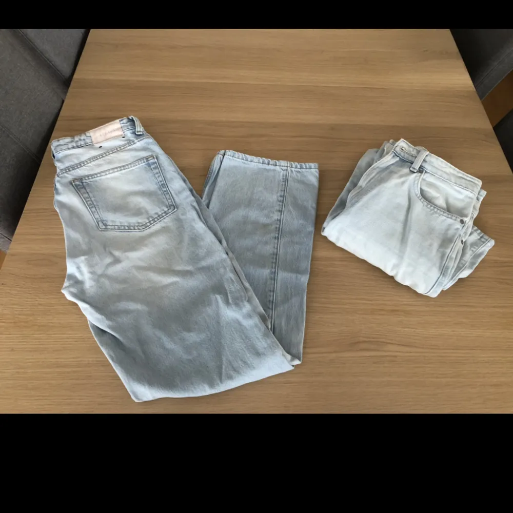 Säljer två par nya weekday jeans i modelen Rowe, båda paren är  ljusblå i storlek 27’32. Ett par har slits nertill. Säljer dom nu då jag ska flytta, dom är knappt använda. Vill man ha båda byxorna så kan man få båda för 250kr. Köpare står för frakt🥰🥰. Jeans & Byxor.