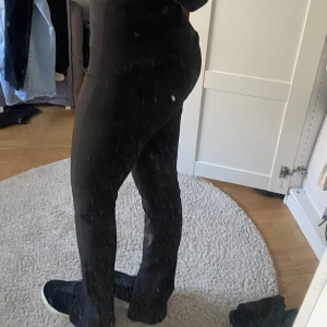 Svarta kostymbyxor  - Svarta kostymbyxor från Zara. Strl XS, men lite större i storleken, är vanligtvis en S. 90kr + frakt
