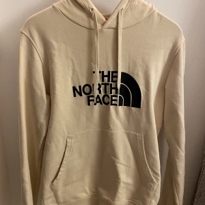 The North Face Hoodie - En snygg The North Face hoodie (tunn) som är väldigt sparsamt använd och endast legat i garderoben!