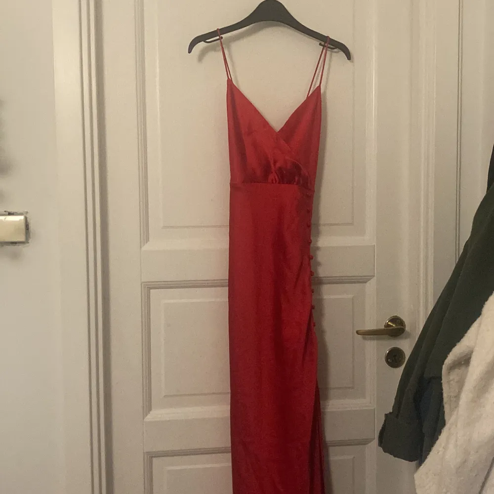 Fin röd klänning, är lite stor på mig och har bara använts 1 gång. Nypris 500kr. . Klänningar.