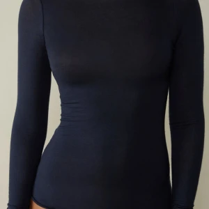 Intimisimi tröja  - Säljer min mörkblå intimissimi tröja i storlek s då jag inte använder den!