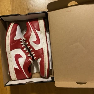 Jordan 1 Low Gym Red - Säljer mina snygga Air Jordan 1 Low ”Gym Red”. Nypris 1099. Skick 6/10 