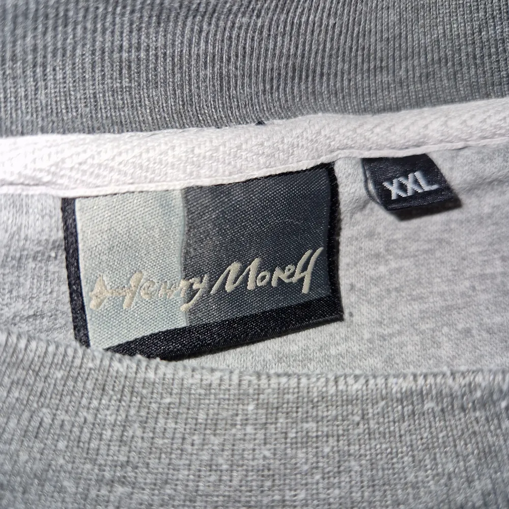 Säljer min vintage sweatshirt från Henri Morell i xxl men passar som L, den har en retro passform o är jätte bra skick!. Hoodies.