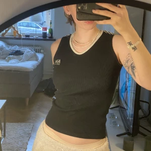 Svart topp  - Säljer denna svarta toppen från a&c, i storlek s. 100% bomulls topp, super skön! 🖤