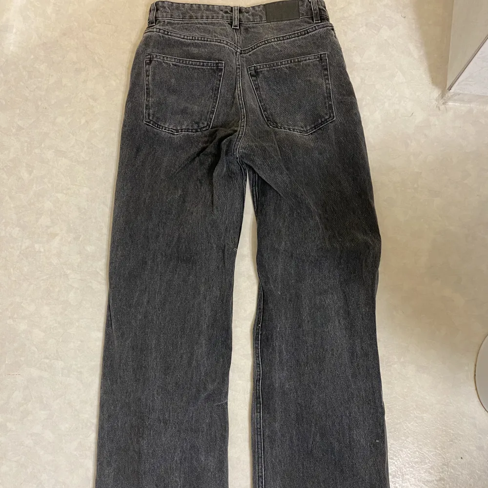 Svarta jeans från Monki, jag är ca 180 cm för referens🖤. Jeans & Byxor.