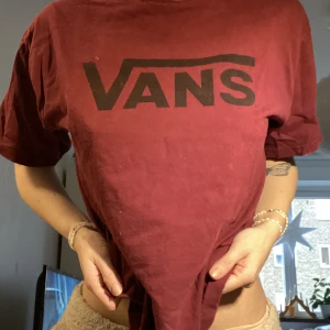 Vans topp i vinröd - Säljer denna T-shirten från vans, är i nyskick, storlek M. Om man vill kan man köpa både denna tröjan och den andra för 150kr, annars 80 kr styck🫶🏼