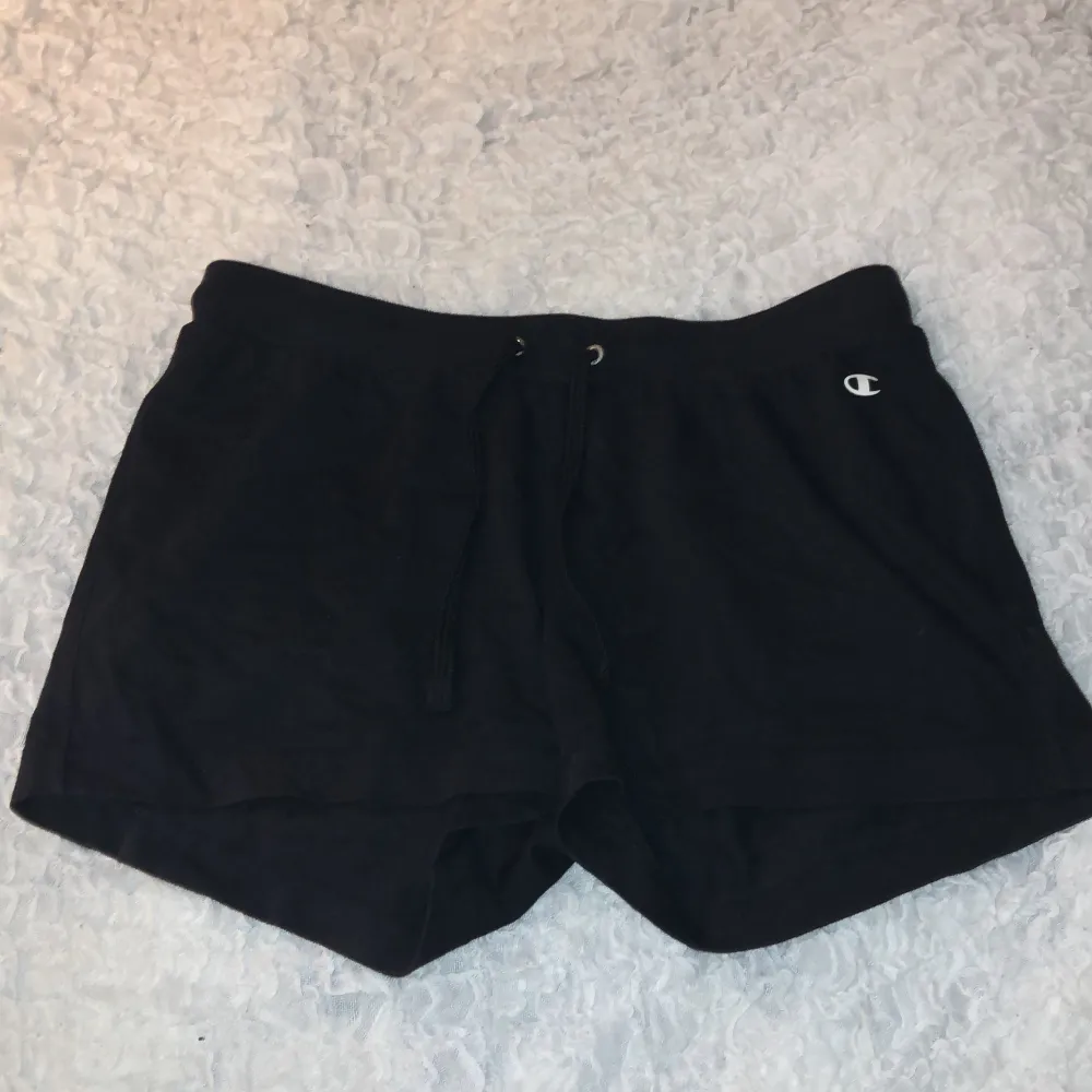 Svarta Shorts i mjukare material från Champion! Stl L men skulle säga att de passar m oxå🫶🏻💞. Shorts.