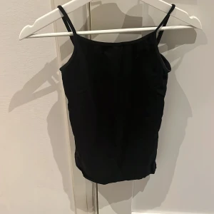 Basic svart linne  - Tajt svart linne, storlek xs, bra skick 