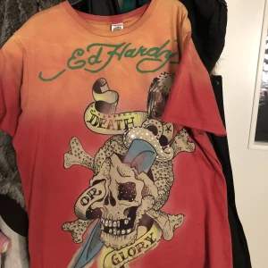 Ed Hardy  - Säljer min jättecool ed Hardy i storlek M-L! Det är i jättebra skick och köpt på humana. Super mysig! 💋