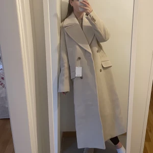 Kappa & Other Stories - Helt ny kappa från & Other Stories med lapparna kvar i storlek S. Nypris: 2 750kr