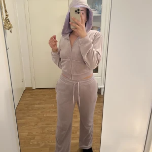 Velour dress - Matchande velour set från H&m  I suuuupermjukt material på insidan & utsidan i en ljuslila färg, knappt använd  Strl S i båda delar 