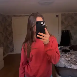 Sweatshirt från NA-KD i hallonröd färg. Supermjuk, endast använd fåtal gånger hemma! 