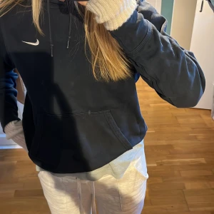 Nike huvtröja hoodie - En mörkblå hoodie från nike i strl M!