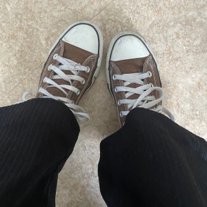 Bruna converse - Säljer mina bruna converse 🐻Slitage på insidan därav priset, dock inget man märker av när man har på sig skorna🤎Frakt: 90kr