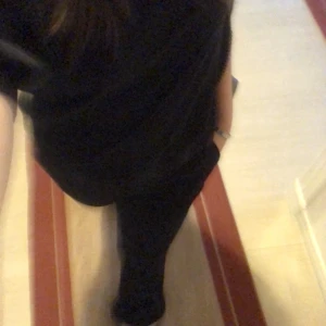 kostymbyxor i lågmidja - KLICKA INTE PÅ KÖP NU💞  Så fina kostymbyxor i icke strävt tyg, så fina i medelhög/låg midja. Byxorna har blivit slitna på ena benet på baksidan (se bild) Jag är 160 och dom är lite långa på mig. Köparen står för frakten🙌🏼🙌🏼 