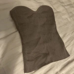 Ribbad topp - Snygg topp från hm. Passar till allt. Köpt för 200 kr. Använd max 2 gånger ❤️