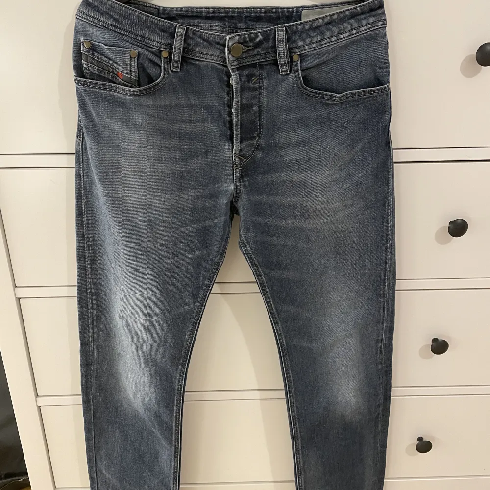 Supersnygga lågmidjade diesel straight jeans! Säljer dem då de inte kommer till användning, är använda ett fåtal gånger. Storlek 30, midjemått 80 cm, innerbenslängd 79 cm! Originalpris: 1500 kr. Jeans & Byxor.