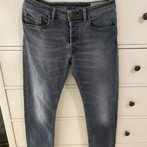 Supersnygga lågmidjade diesel straight jeans! Säljer dem då de inte kommer till användning, är använda ett fåtal gånger. Storlek 30, midjemått 80 cm, innerbenslängd 79 cm! Originalpris: 1500 kr
