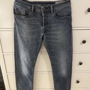 Diesel lågmidjade jeans - Supersnygga lågmidjade diesel straight jeans! Säljer dem då de inte kommer till användning, är använda ett fåtal gånger. Storlek 30, midjemått 80 cm, innerbenslängd 79 cm! Originalpris: 1500 kr