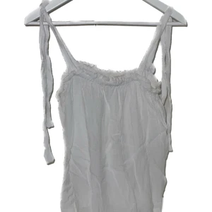 Topp / blus  - 🦋Härlig & enkel sommar topp  🦋 Stl M 🦋 Linne material 🦋 Färg vit 🦋 Pris 50kr