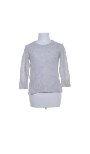 Stickad tröja - Jag säljer nu denna stickade trekvartsärmade tröjan. Jag har köpt den på sellpy för nån månad sen men jag använder den aldrig även fast den är skitsnygg. 