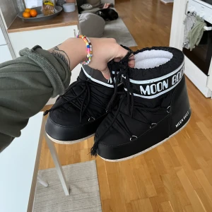 Moonboots  - Moonbots i nyskick, storlek 38-40 men passar även mig som har 37 :-) 