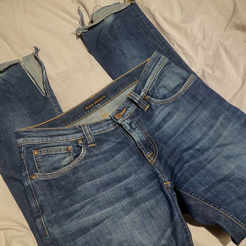 Inte säkert att jag säljer!  Skitsnygga Nudie jeans som är Lågmidjade bootcut med slit nertill med en påsydd stjärna på rumpan! Är 160 och de är lite för långa på mig. Köpte  secondhand via ett företag❤️midjemåttet är 82cm . Jeans & Byxor.