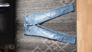 Levi's 711 Skinny - ljusblåa Levi's 711 skinny i strl 26 i midjan, skulle säga normal höjd i midjan. längden är oklar då förra ägaren har sytt upp dem, de är lite för korta för mig som är 175cm och har ganska långa ben. tvärsnygg fit dock !! 🔥