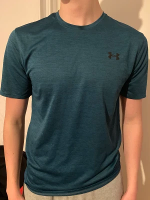 Under armour  - Knappt använd, passar även tjejor. Skriv för fler bilder elr intresse osv🙏 Pris kan diskuteras!! Står ej för frakt Nypris: 300kr