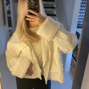 Vit jacka - Vit perfekt vår jacka med avtagbara fuskpälser. Använd en gång, Storlek S🤍