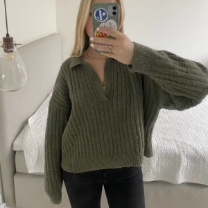 Grön stickad tröja - Jätteskön oxh mjuk stickad tröja med pike från weekday som är helt slutsåld. Inte alls sticksig, och säljer eftersom jag inte andvänder den. Den är i storlek S men passar även mig som brukar ha M. Nypris 500kr💓